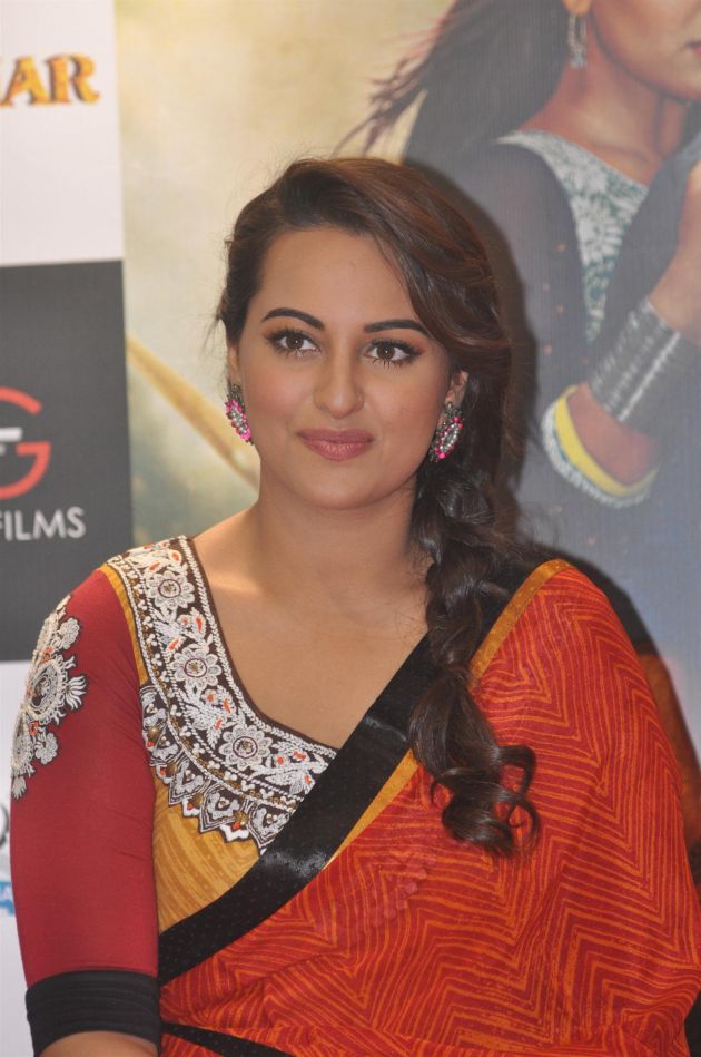 Real Mom Of Sonakshi Sinha - HD Wallpaper 