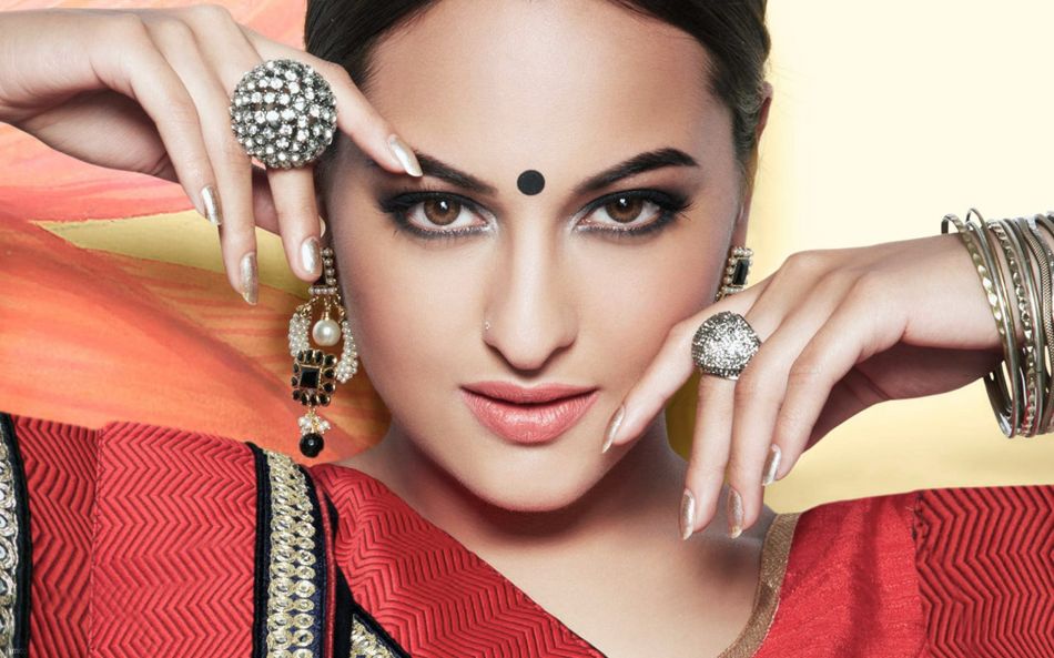 Sonakshi Sinha - HD Wallpaper 
