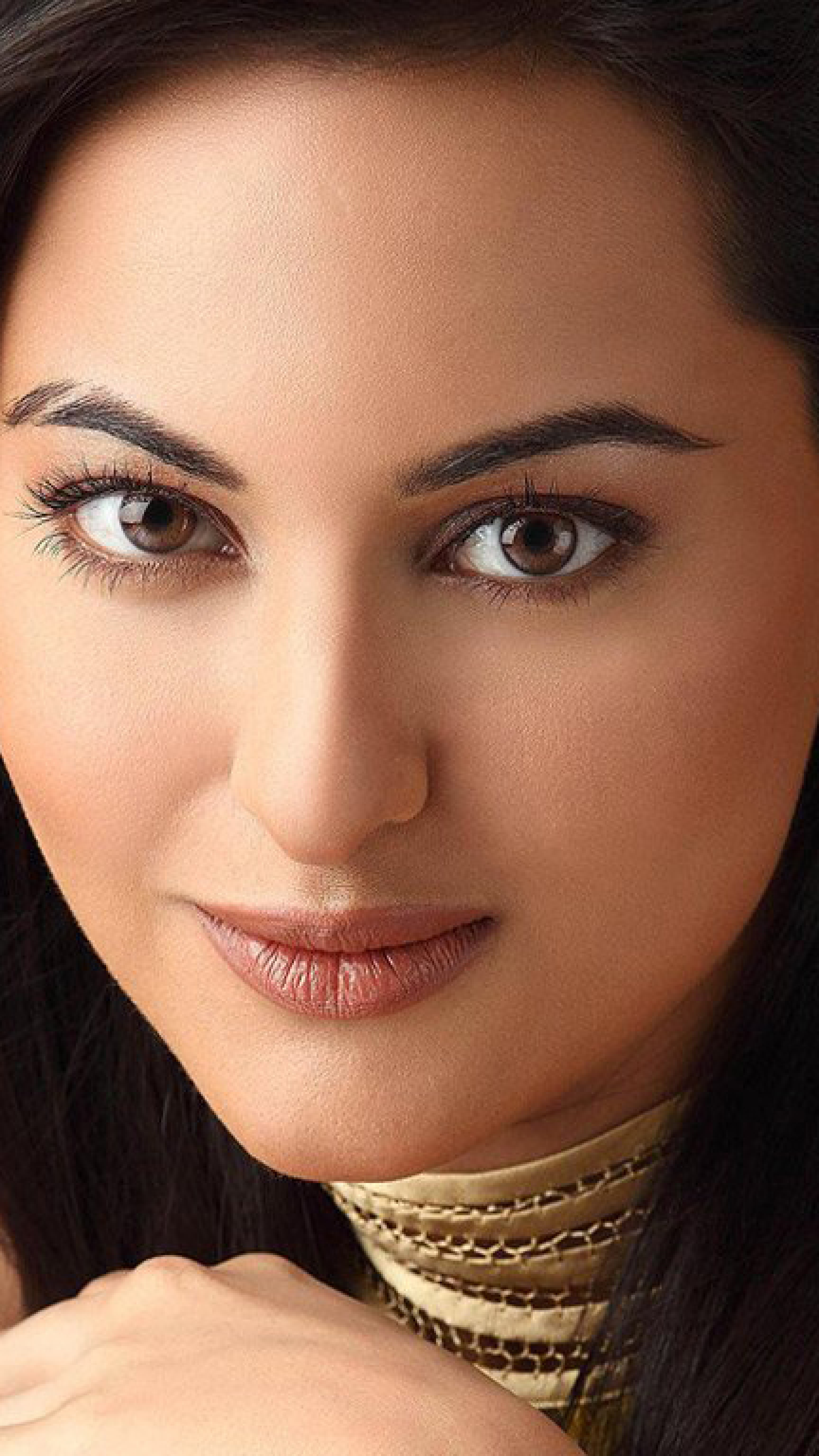 Sonakshi Sinha Photos Wallpaper - HD Wallpaper 