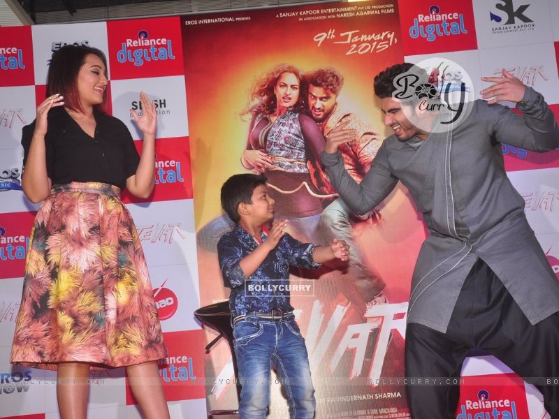 Arjun Kapoor And Sonakshi Sinha Shake A Leg With A - Kareena Kapoor In Agent Vinod - HD Wallpaper 
