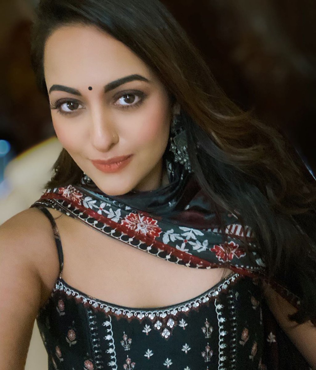 Sonakshi Sinha - HD Wallpaper 