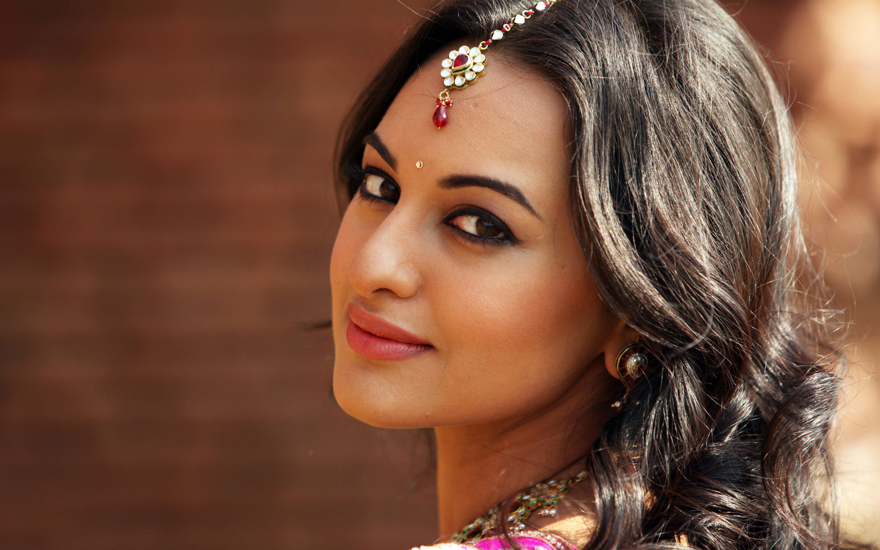 Sonakshi Sinha - HD Wallpaper 
