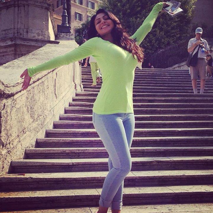 Neeru Bajwa Hot Ass - HD Wallpaper 