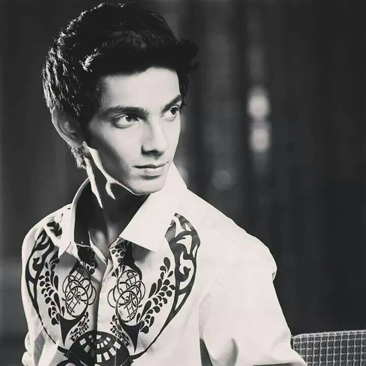 Anirudh Black And White - HD Wallpaper 