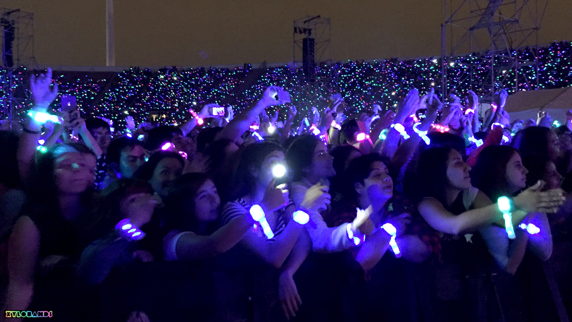 Light Up Wristbands Concert - HD Wallpaper 