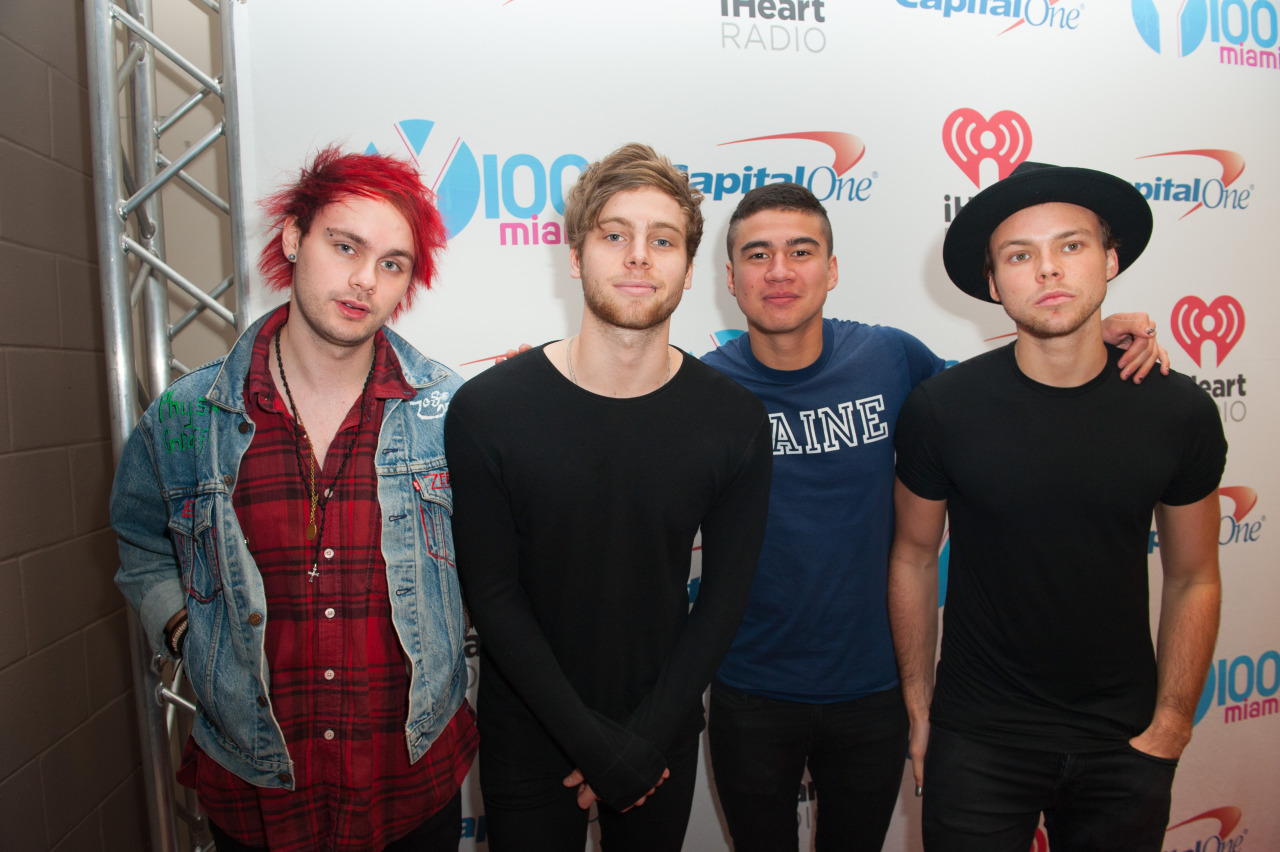 Y100 Jingle Ball - Ashton Irwin 18 Dec - HD Wallpaper 