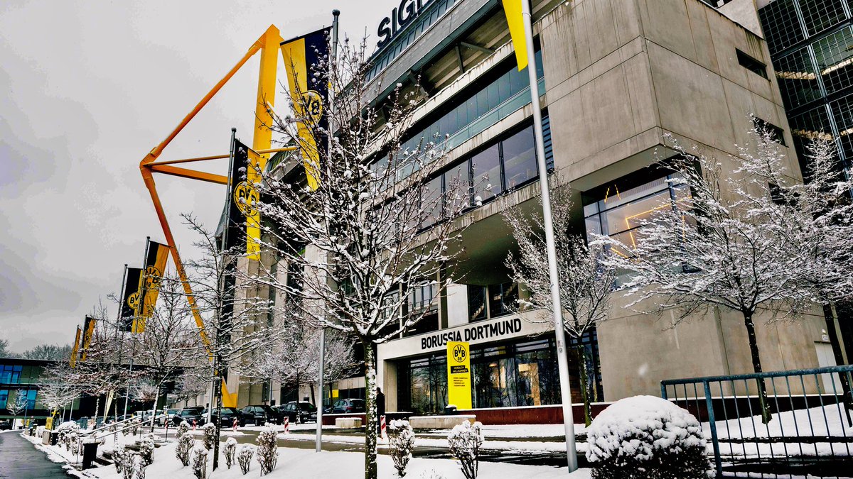 Signal Iduna Park Snow - HD Wallpaper 