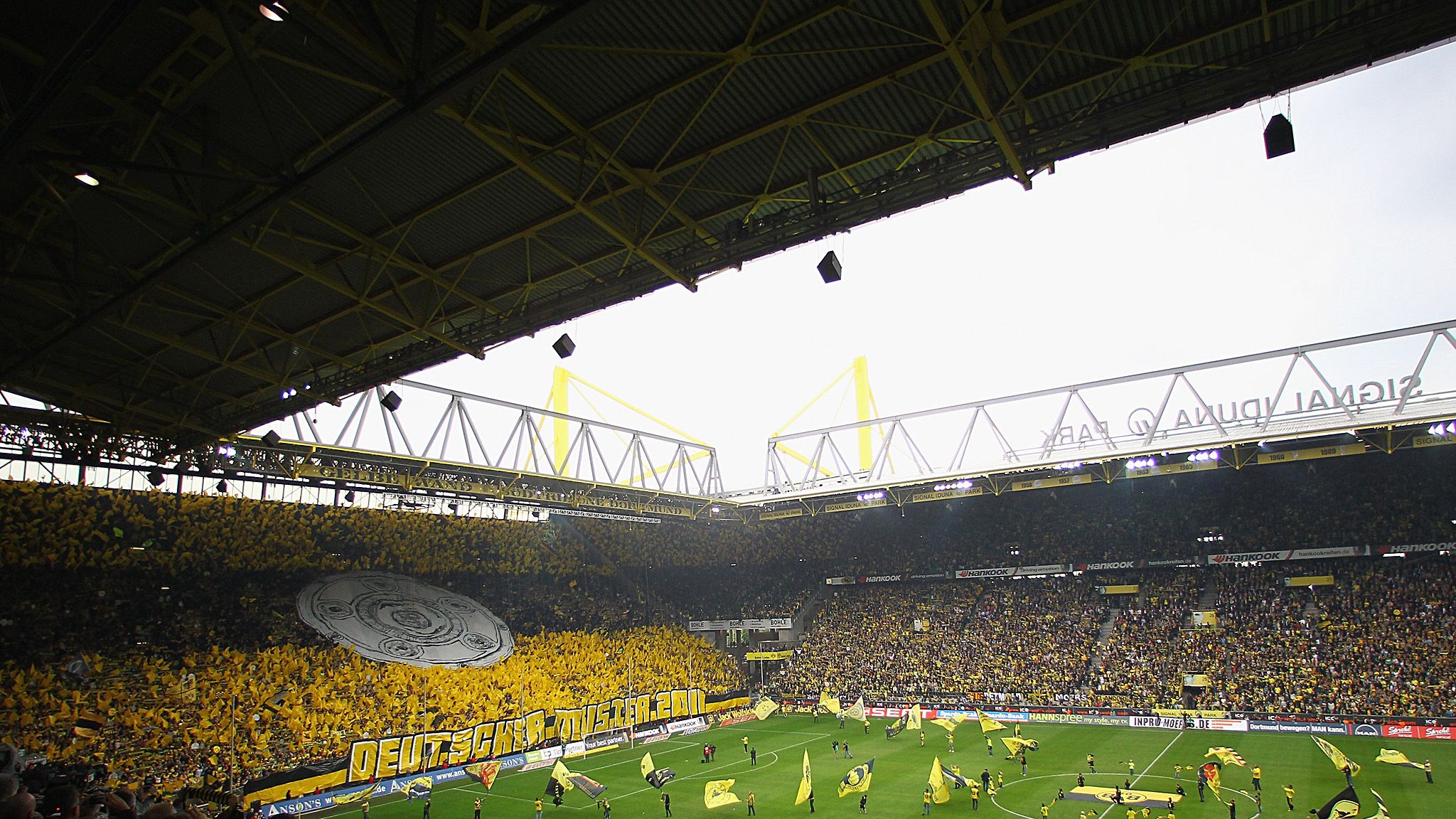 A Dortmund Fan Fulfilled A Lifelong Ambition After - אצטדיון דורטמונד - HD Wallpaper 