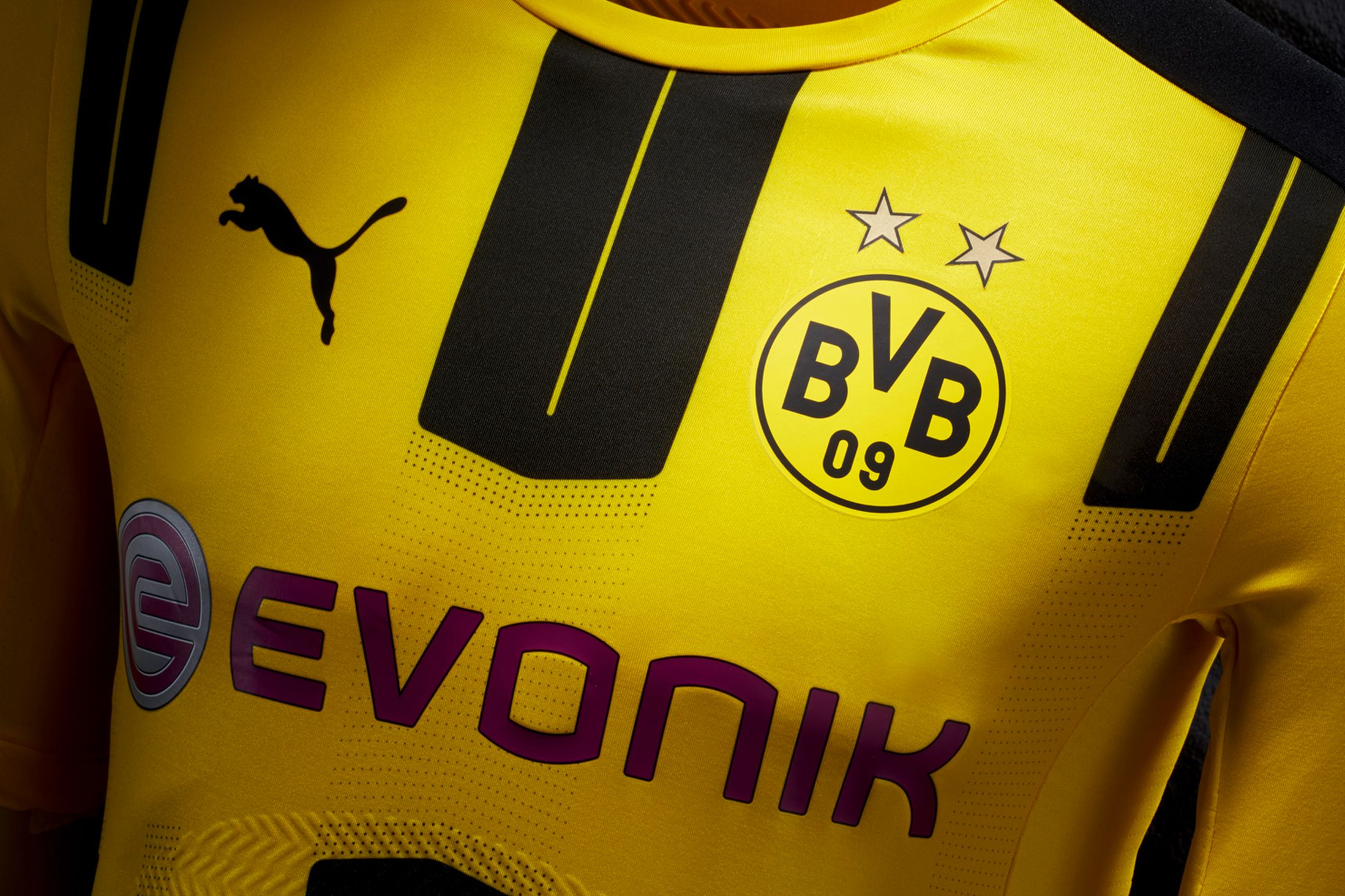 Borussia Dortmund 2016-17 Home Kit Sponsor And Crest - Best Club Jersey 2017 - HD Wallpaper 