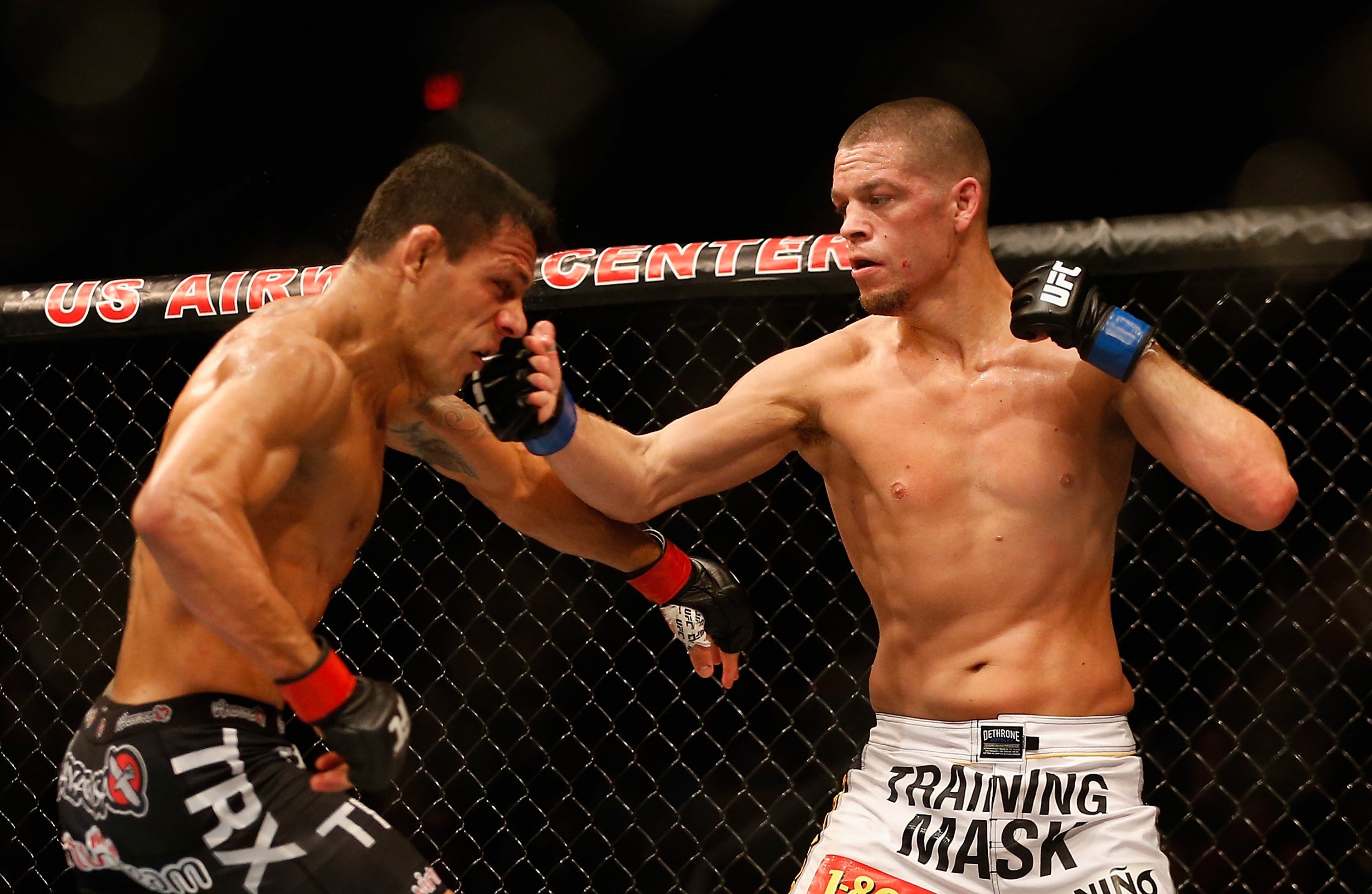 Nate Diaz, Right, Has Stepped In To Face Conor Mcgregor - Nate Diaz Dos Anjos - HD Wallpaper 
