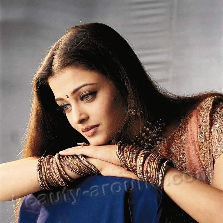 Aishwarya Rai Is The Most Beautiful And Famous Indian - Aishwarya Rai Hum Dil De Chuke Sanam - HD Wallpaper 