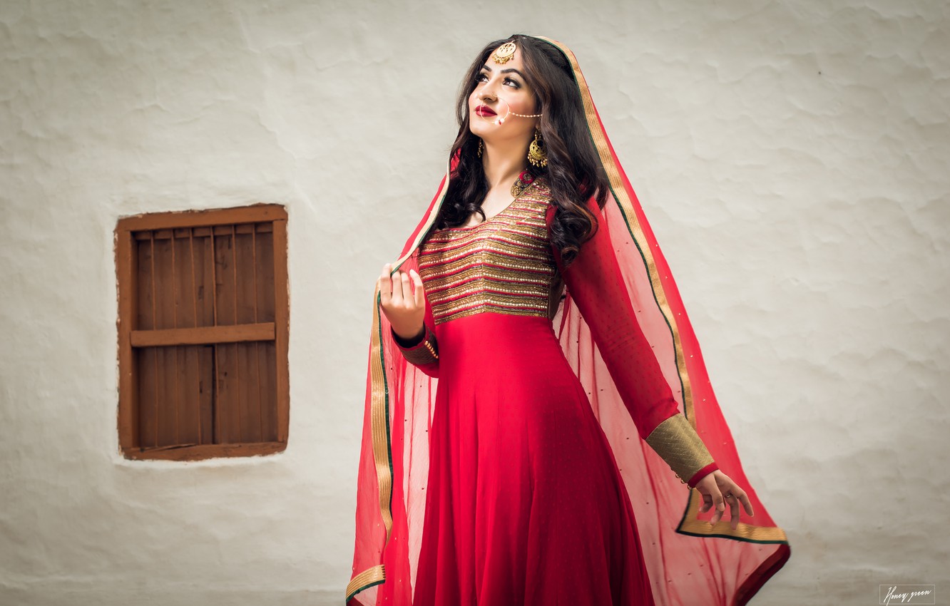 Photo Wallpaper Red, Model, Smile, Eyes, Golden, Princess, - Photo Shoot - HD Wallpaper 