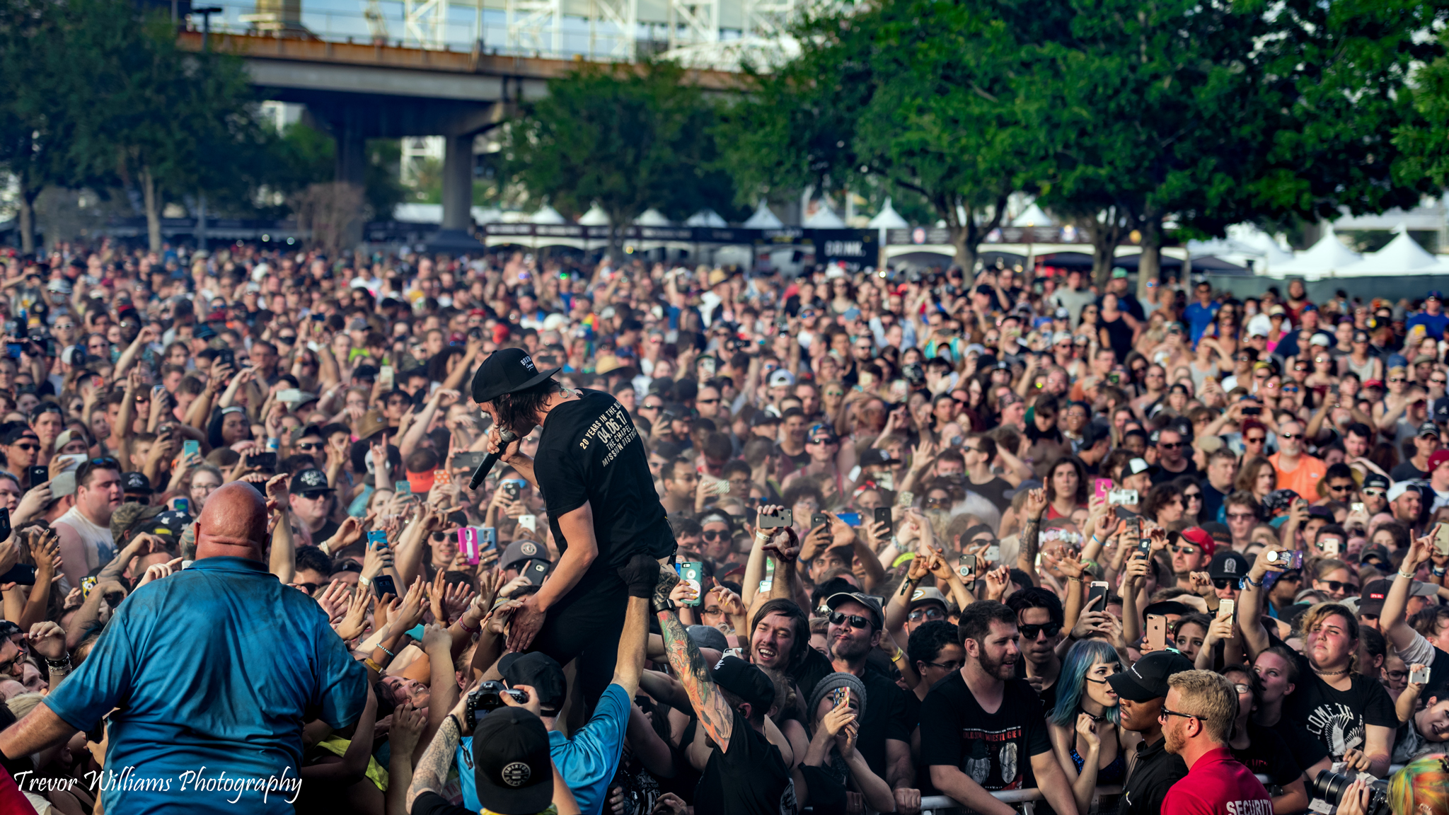 Vic Fuentes, Vocalist And Guitarist Of Pierce The Veil - Crowd - HD Wallpaper 