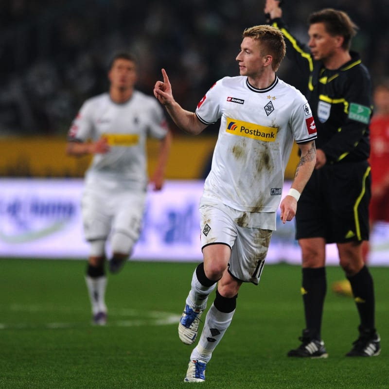 Moenchengladbach S Midfielder Marco Reus Celebrates - Kick Up A Soccer Ball - HD Wallpaper 