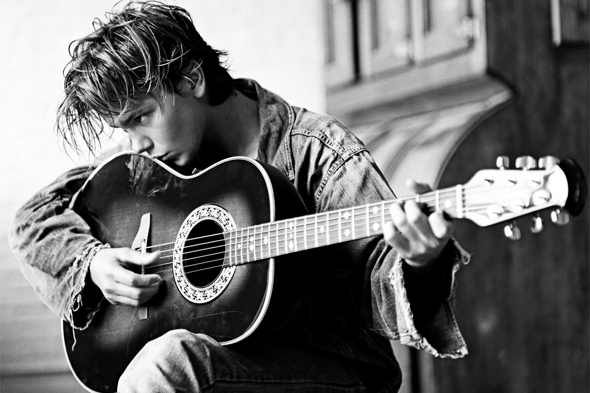 River Phoenix Wallpapers Hd - River Phoenix Guitar - HD Wallpaper 