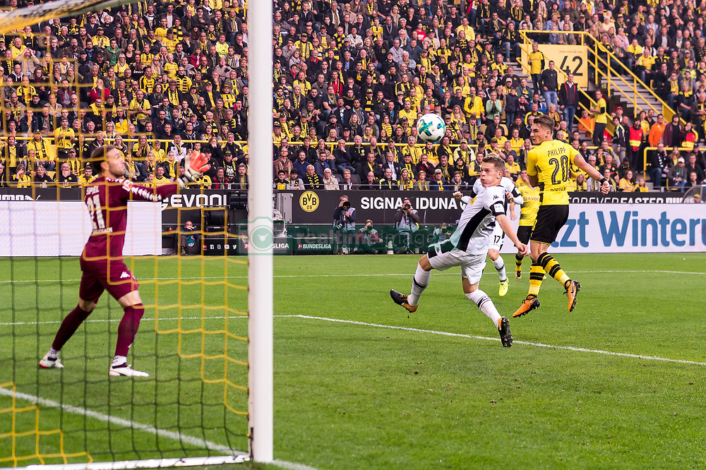 Kick Up A Soccer Ball - HD Wallpaper 