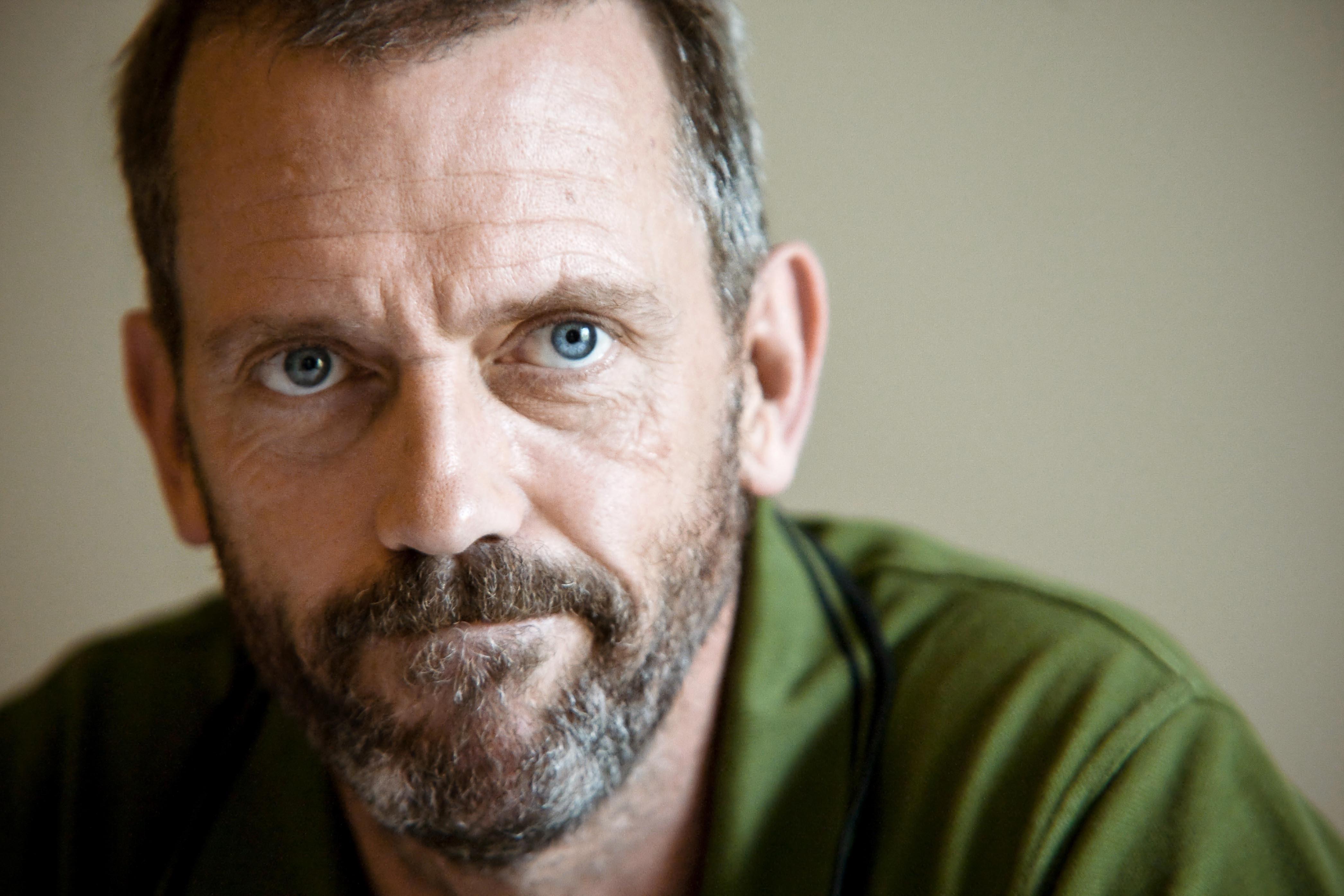 Hugh Laurie, Face, Mustache - Dr House - HD Wallpaper 