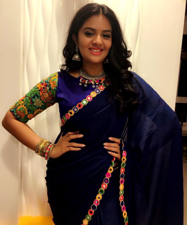 Sreemukhi Latest Pics Goldrush - HD Wallpaper 