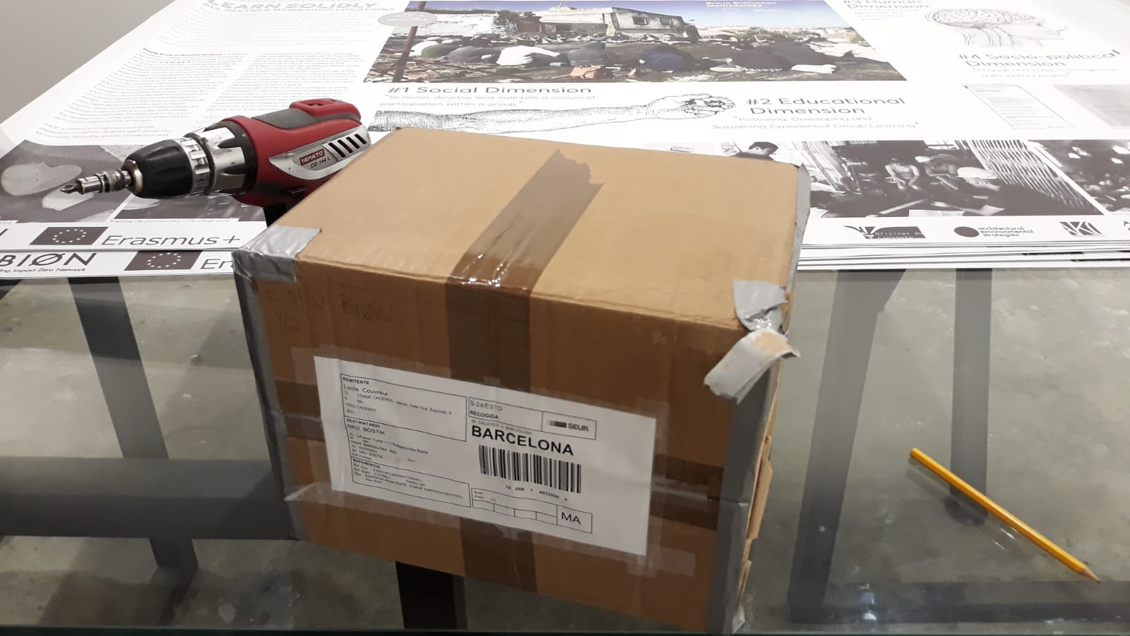 Carton - HD Wallpaper 