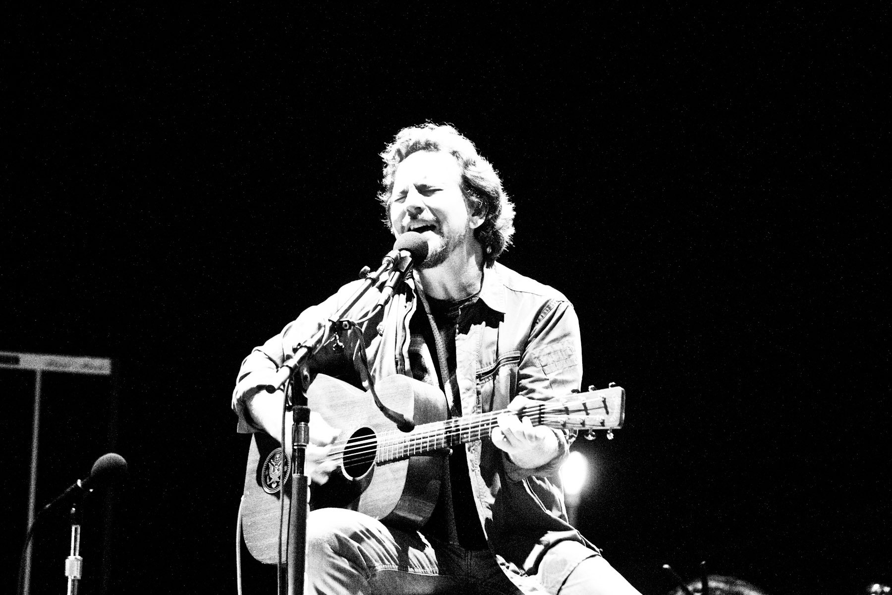 Eddie Vedder Live Black And White Guitar - HD Wallpaper 
