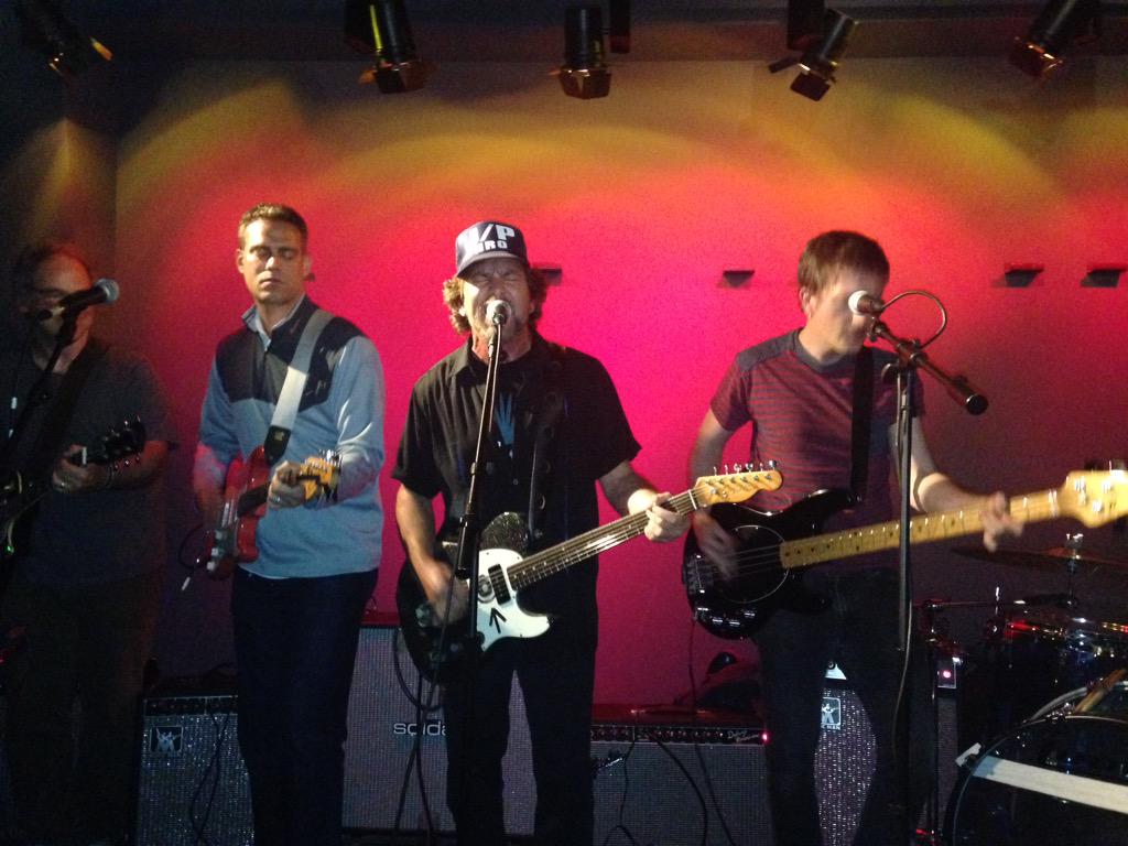 Theo Epstein Eddie Vedder - HD Wallpaper 