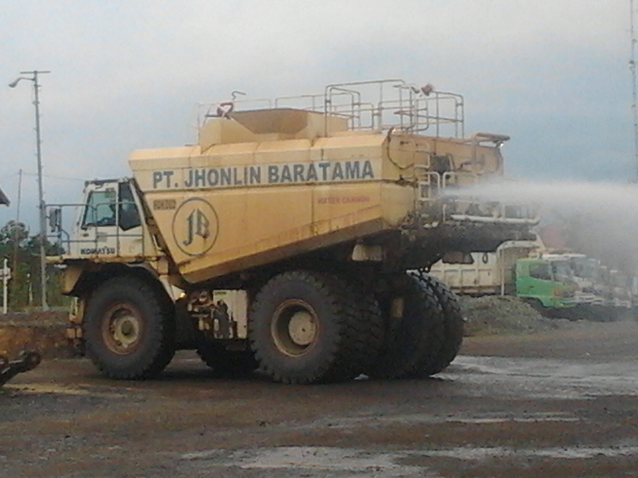 Alat Berat Water Tank - HD Wallpaper 