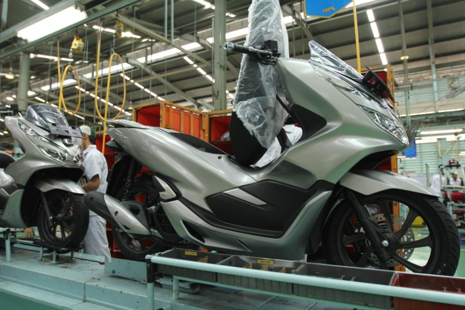 Honda Hadirkan Pcx Dengan Warna Baru - Harga Motor Matic Honda Pcx - HD Wallpaper 