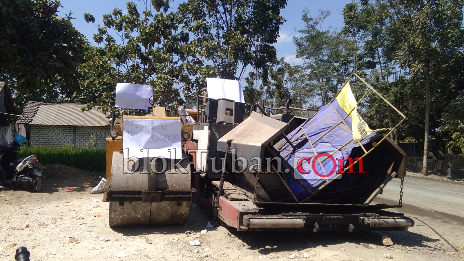 Parkir Alat Berat Rugikan Pengusaha Warung, Ini Yang - Dinghy - HD Wallpaper 