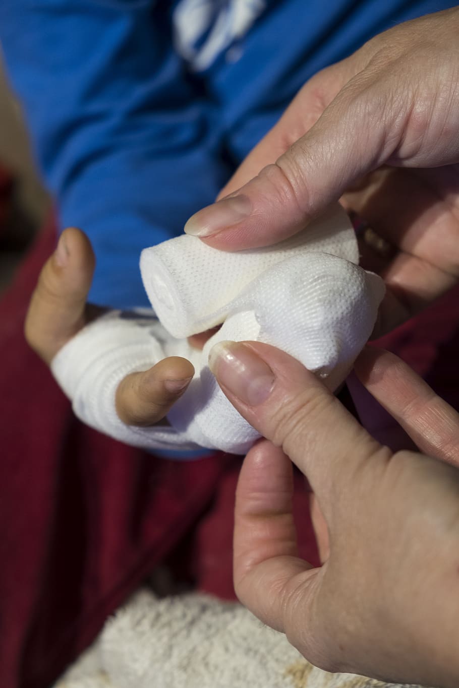 Person Holding White Gauze, Child, Boy, Injury, Injured, - Boy Hand Bandage Real - HD Wallpaper 