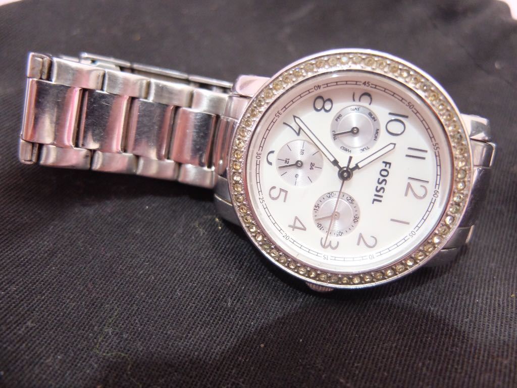 Analog Watch - HD Wallpaper 