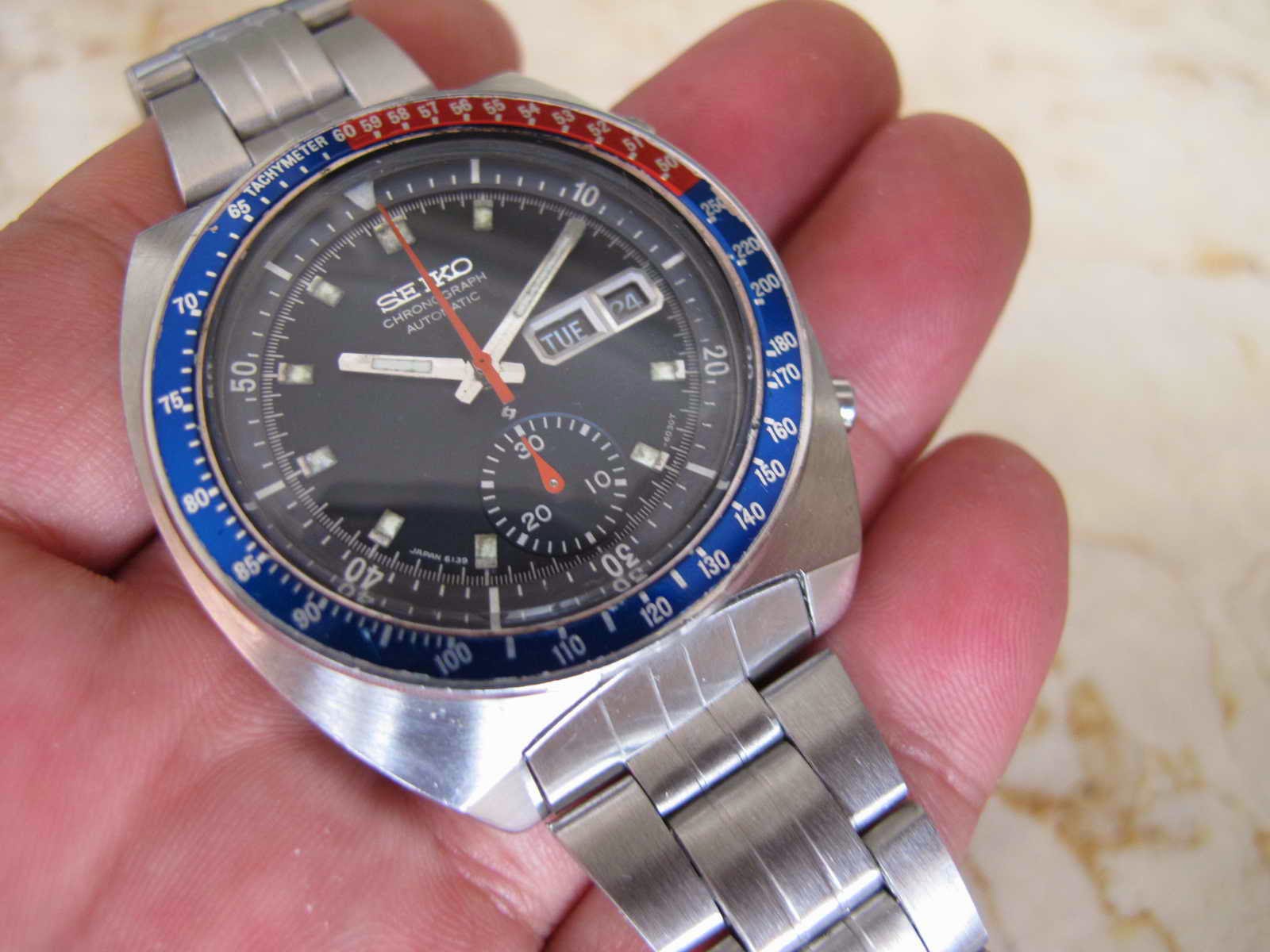 Analog Watch - HD Wallpaper 