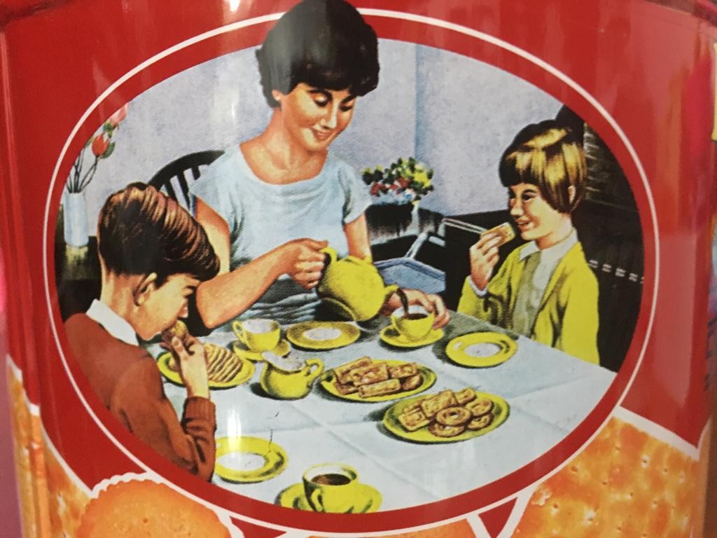 Khong Guan Cookie Tin Family Mystery Gets New Explanation - Khong Guan Biscuit - HD Wallpaper 