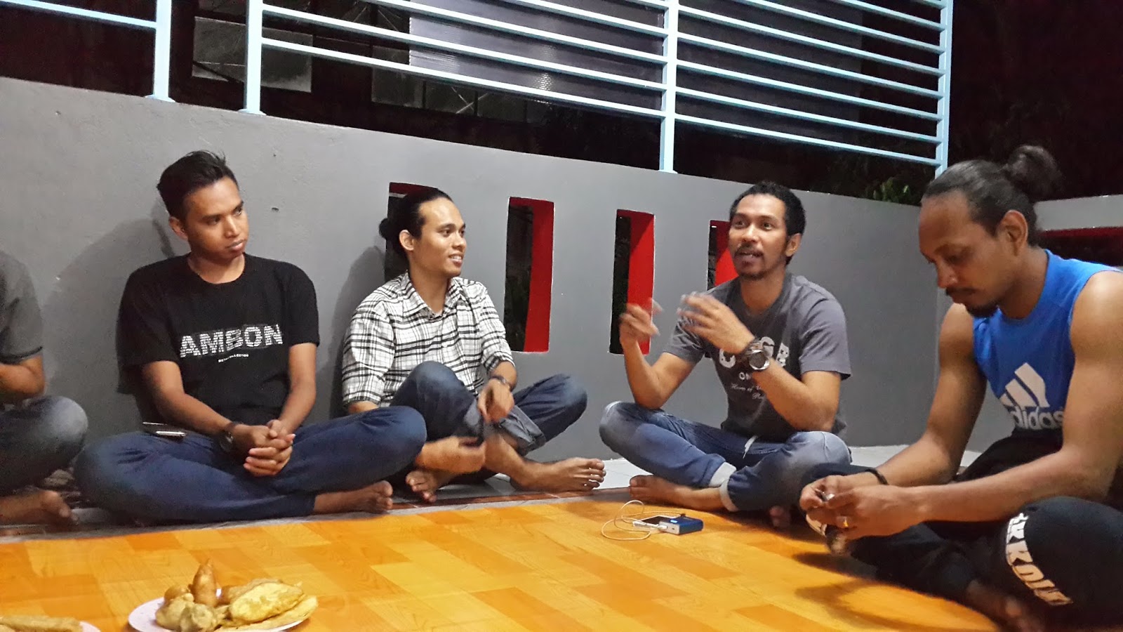 Orang Ambon Sedang Kumpul - HD Wallpaper 