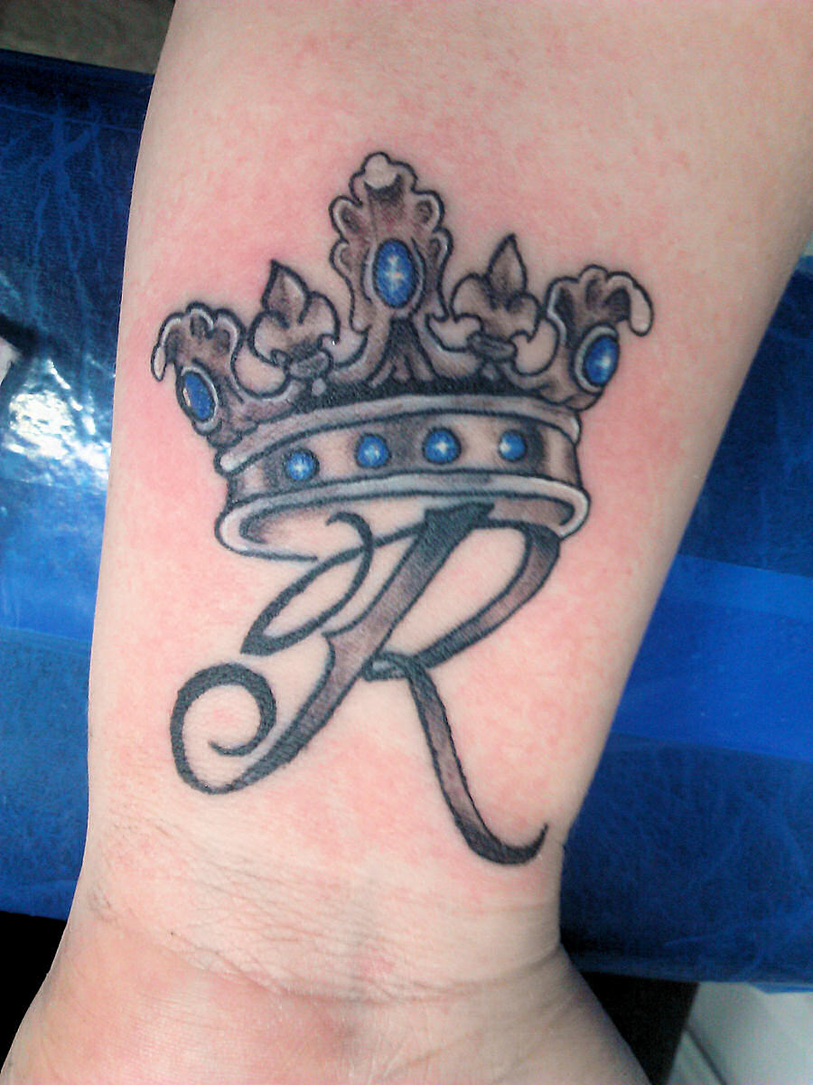 R Letter With Queen Crown Tattoo On Wrist - Queen Crown Tattoo - 900x1200  Wallpaper 