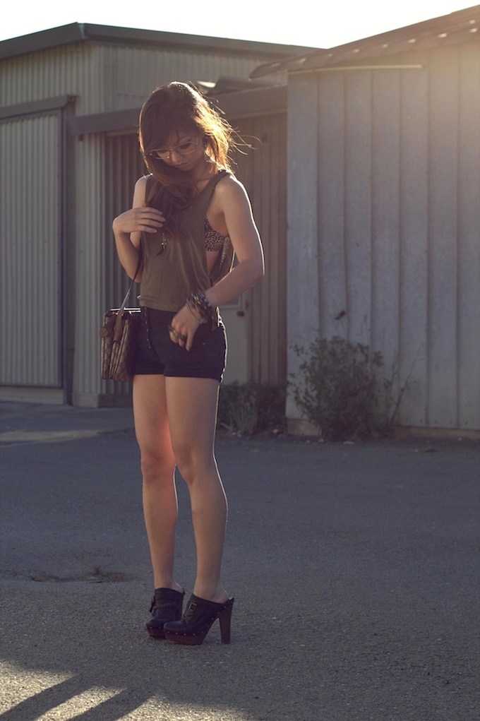 Nude Girls Standing Next 2 Vw Beetle Superbug - HD Wallpaper 