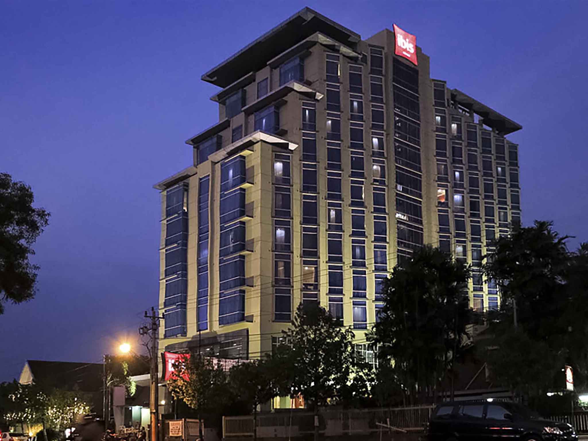 Hotel Ibis Semarang Simpang Lima - HD Wallpaper 
