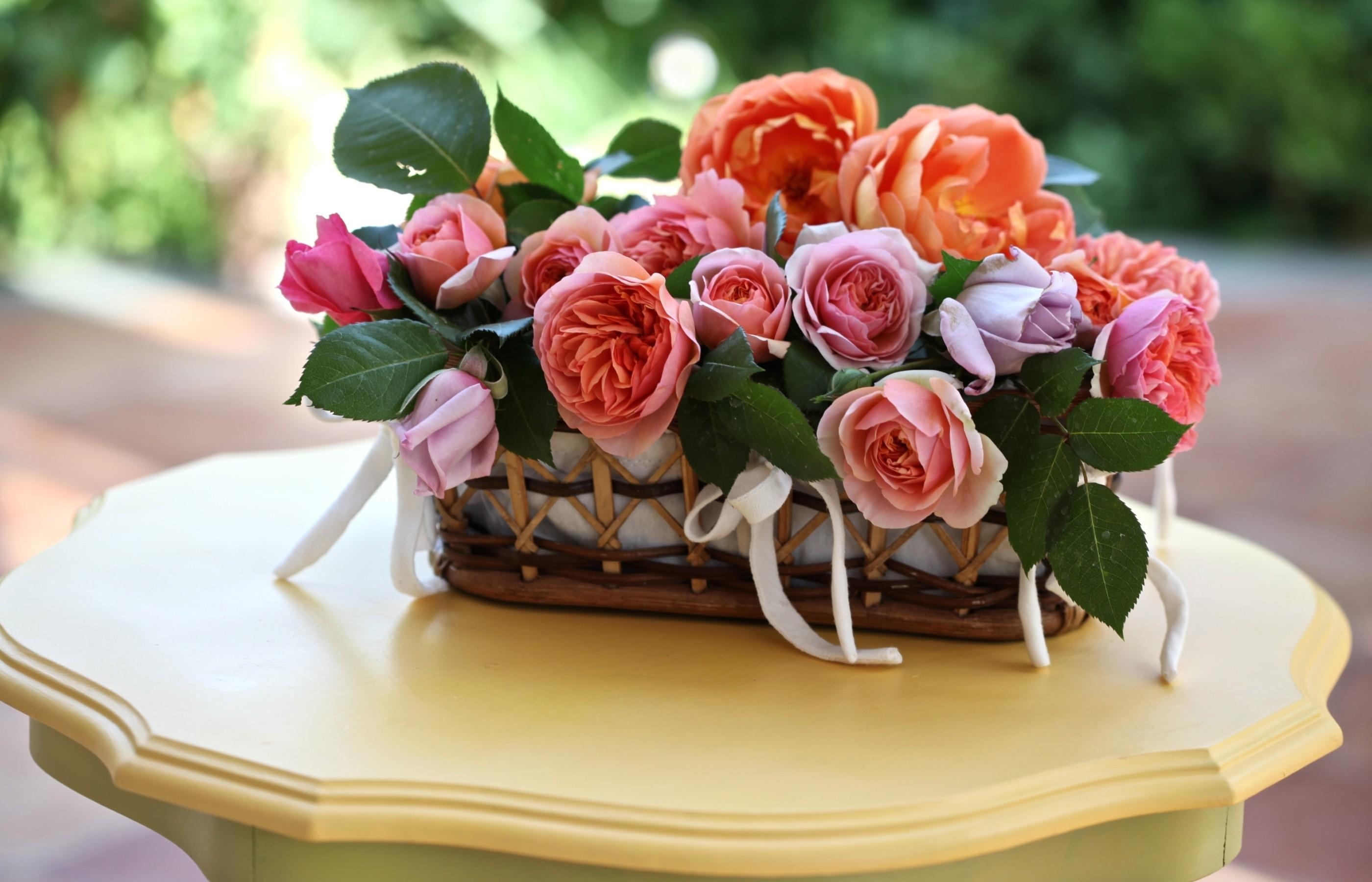 Wallpaper Roses, Flowers, Flowing, Trash, Leaves, Table - Table Flowers Wicker Basket - HD Wallpaper 