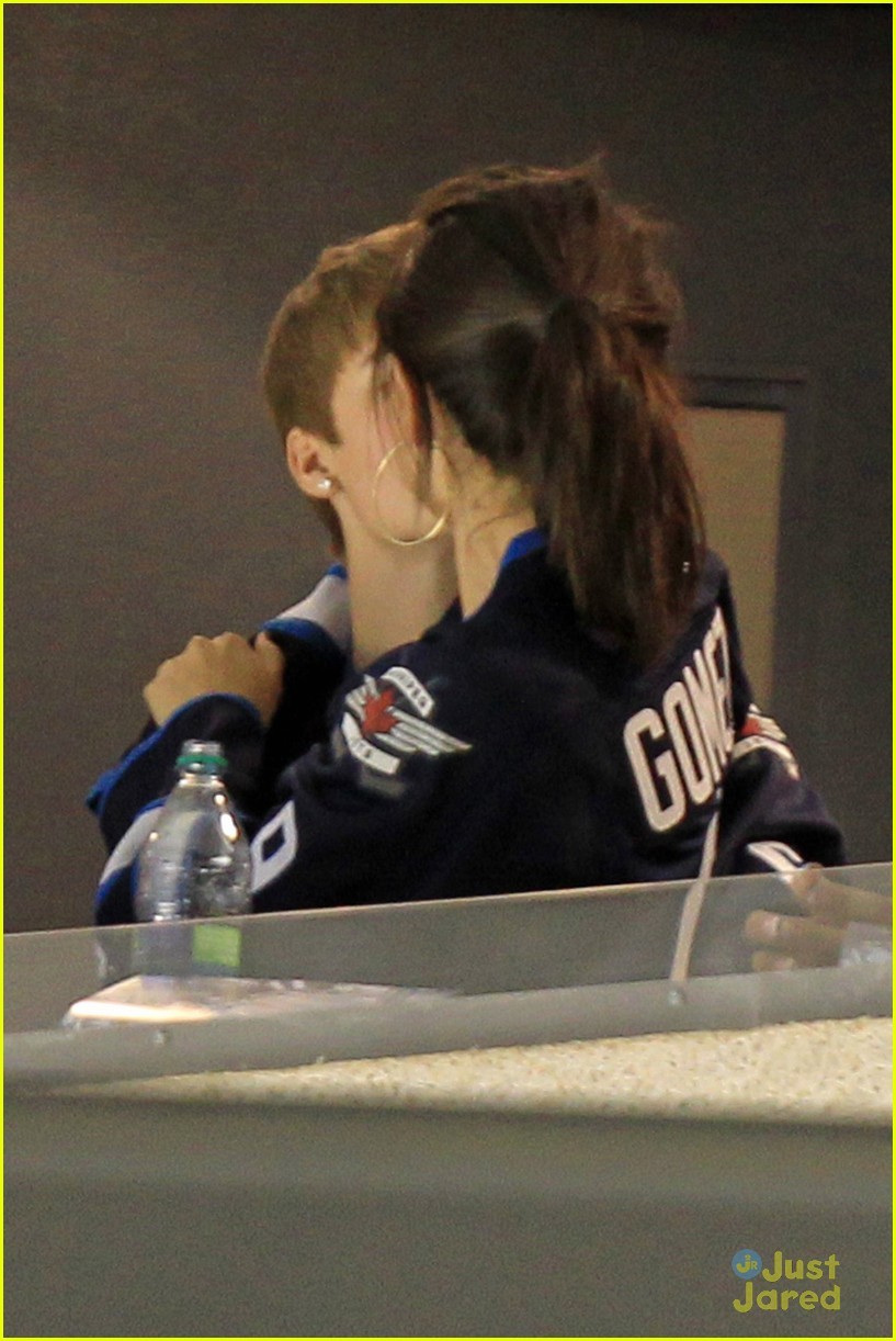 Justin And Selena Kisss, At Winnipeg Jets Game - Justin And Selena Hockey Game 2011 - HD Wallpaper 