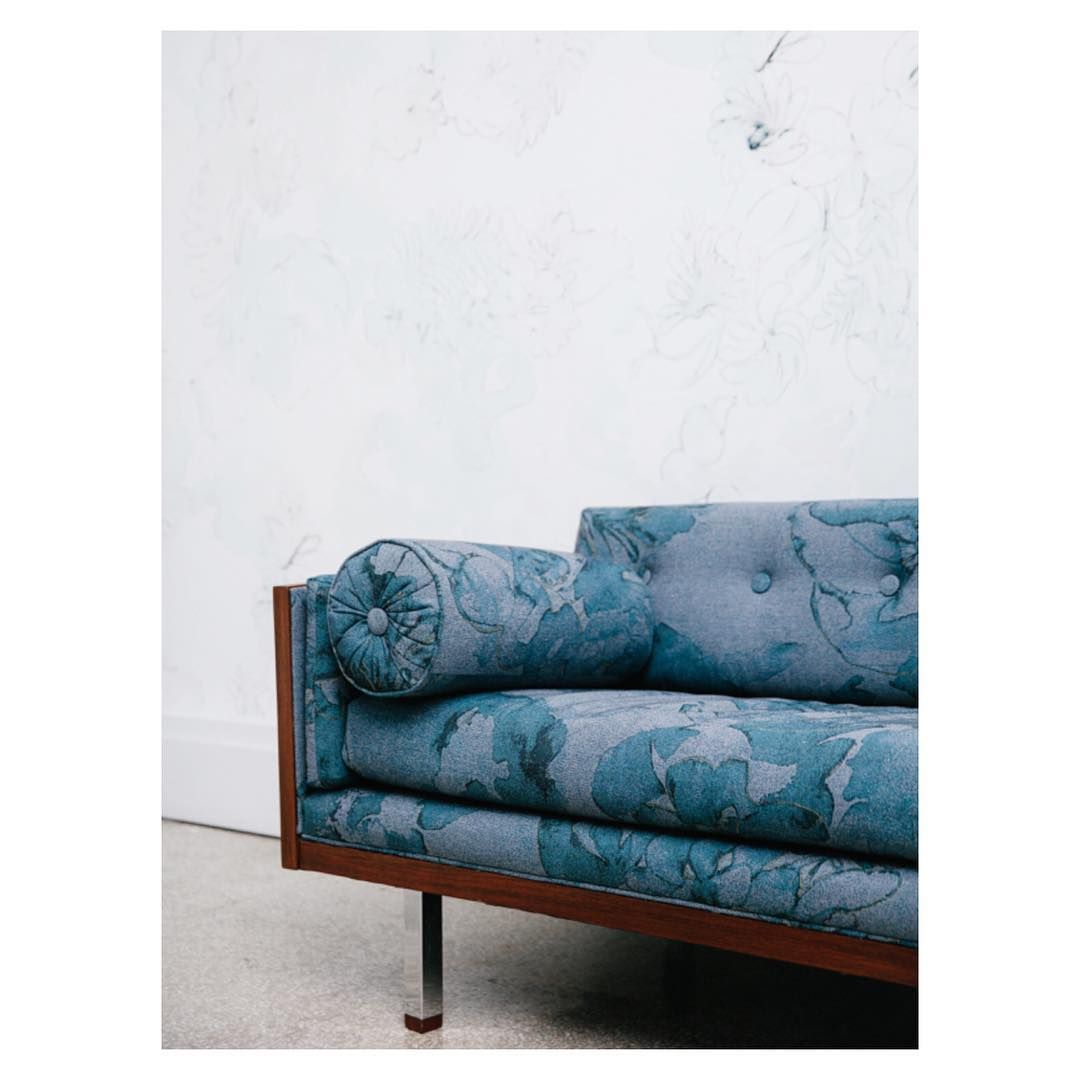 Studio Couch - HD Wallpaper 