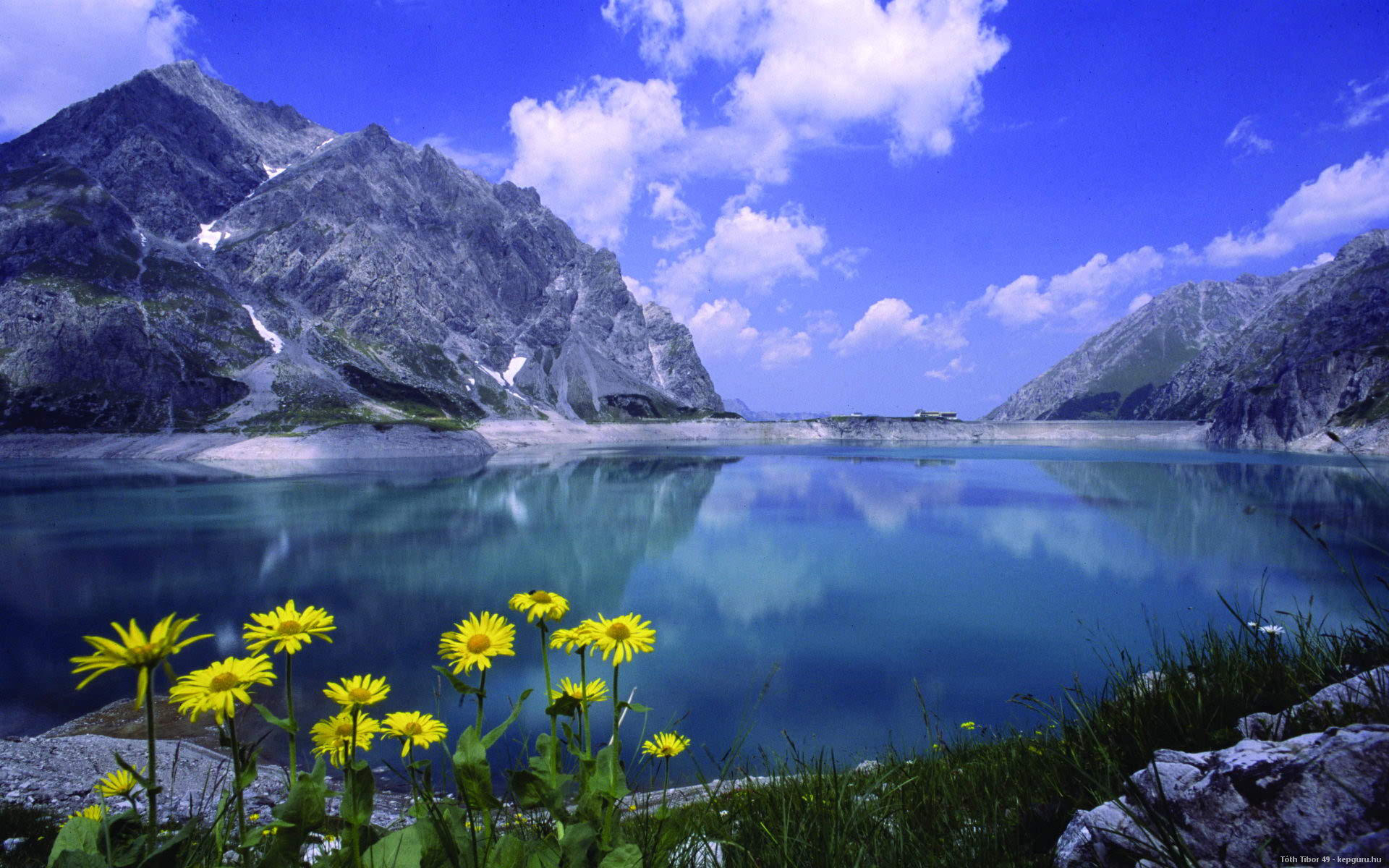Beautiful Lake Wallpaper - Hisense 32 Inch Digital Tv - HD Wallpaper 