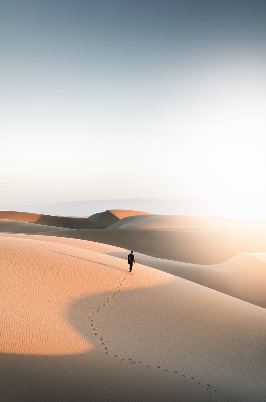 Person Walking On Desert, Man Standing In The Middle - Desert Wallpaper Iphone Islamic - HD Wallpaper 