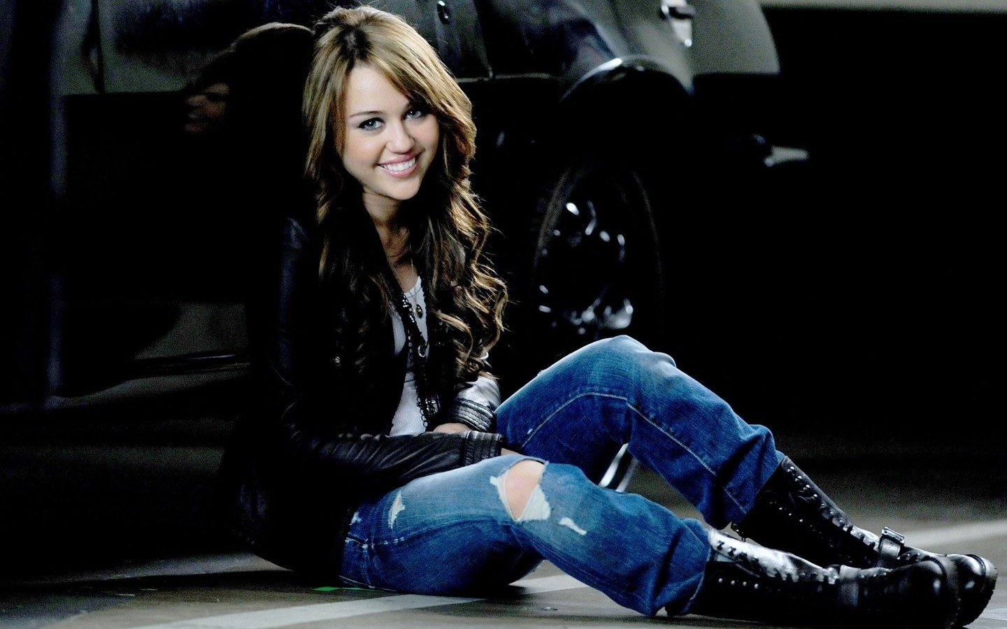 Miley S In Cool Jacket Nd Boots - Miley Cyrus Hd - HD Wallpaper 