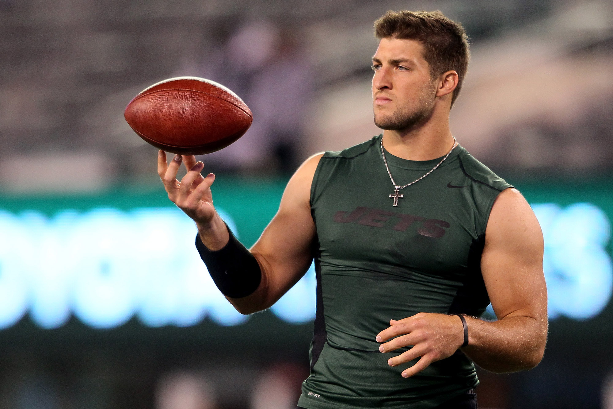 Tim Tebow Holding Football - HD Wallpaper 