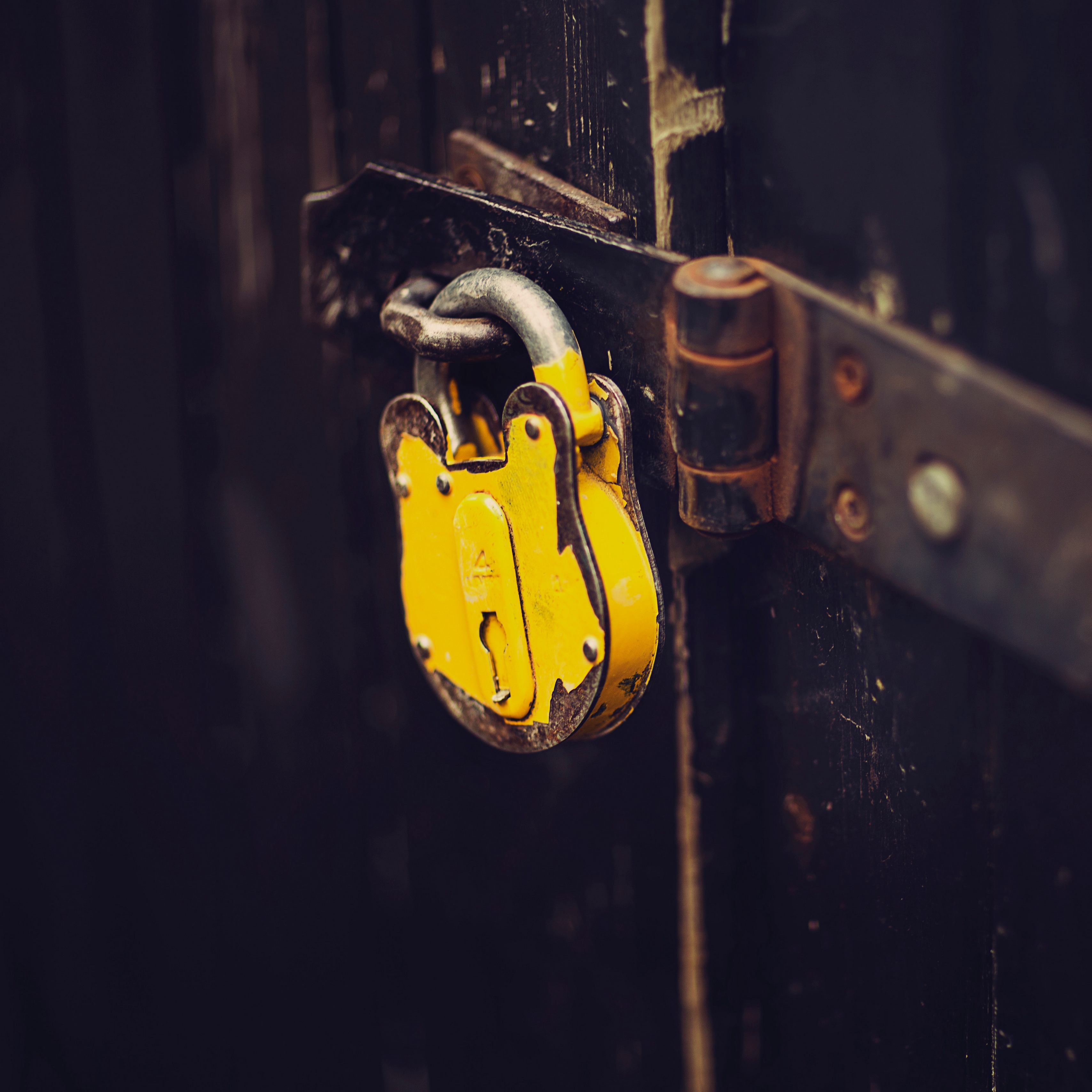 Wallpaper Lock, Rust, Yellow, Closed - Closed Wallpaper For Mobile - HD Wallpaper 