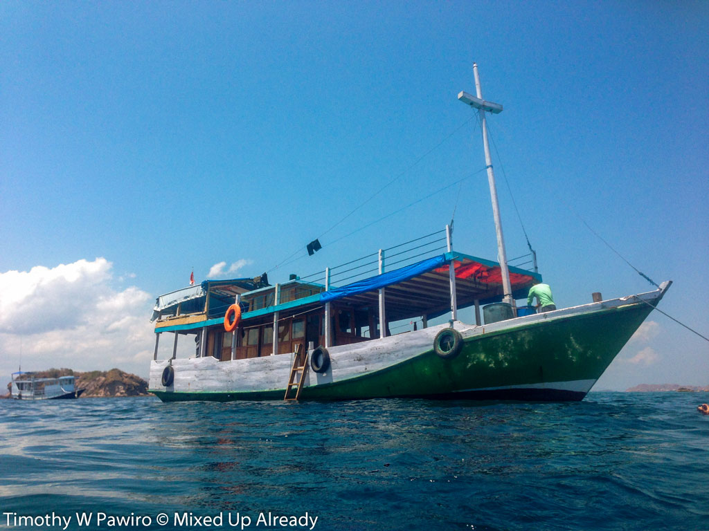 Komodo Lob Trip - Fishing Trawler - HD Wallpaper 
