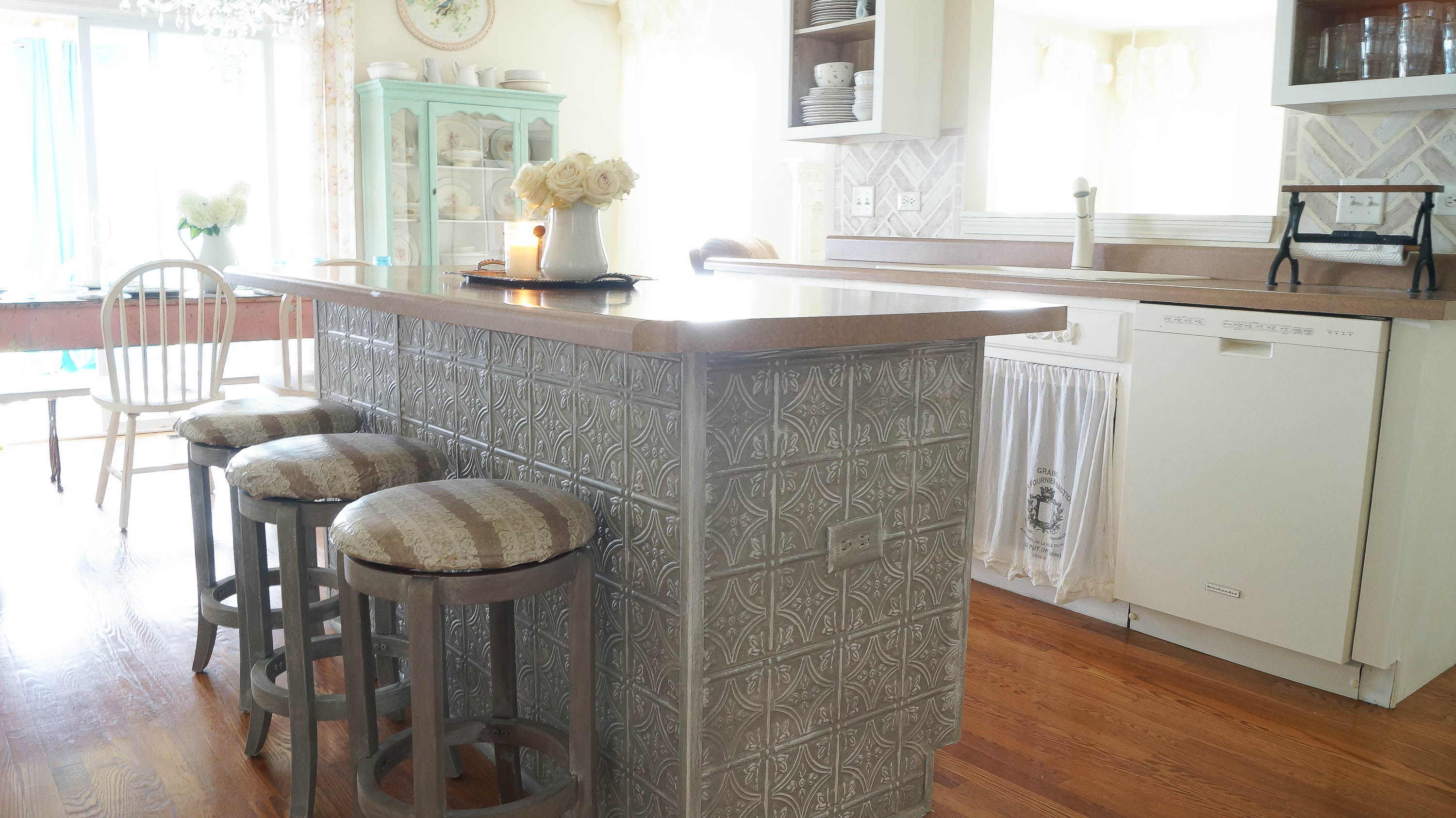 Faux Tin Ceiling Tiles Kitchen Island - Kitchen Island With Tiles - HD Wallpaper 