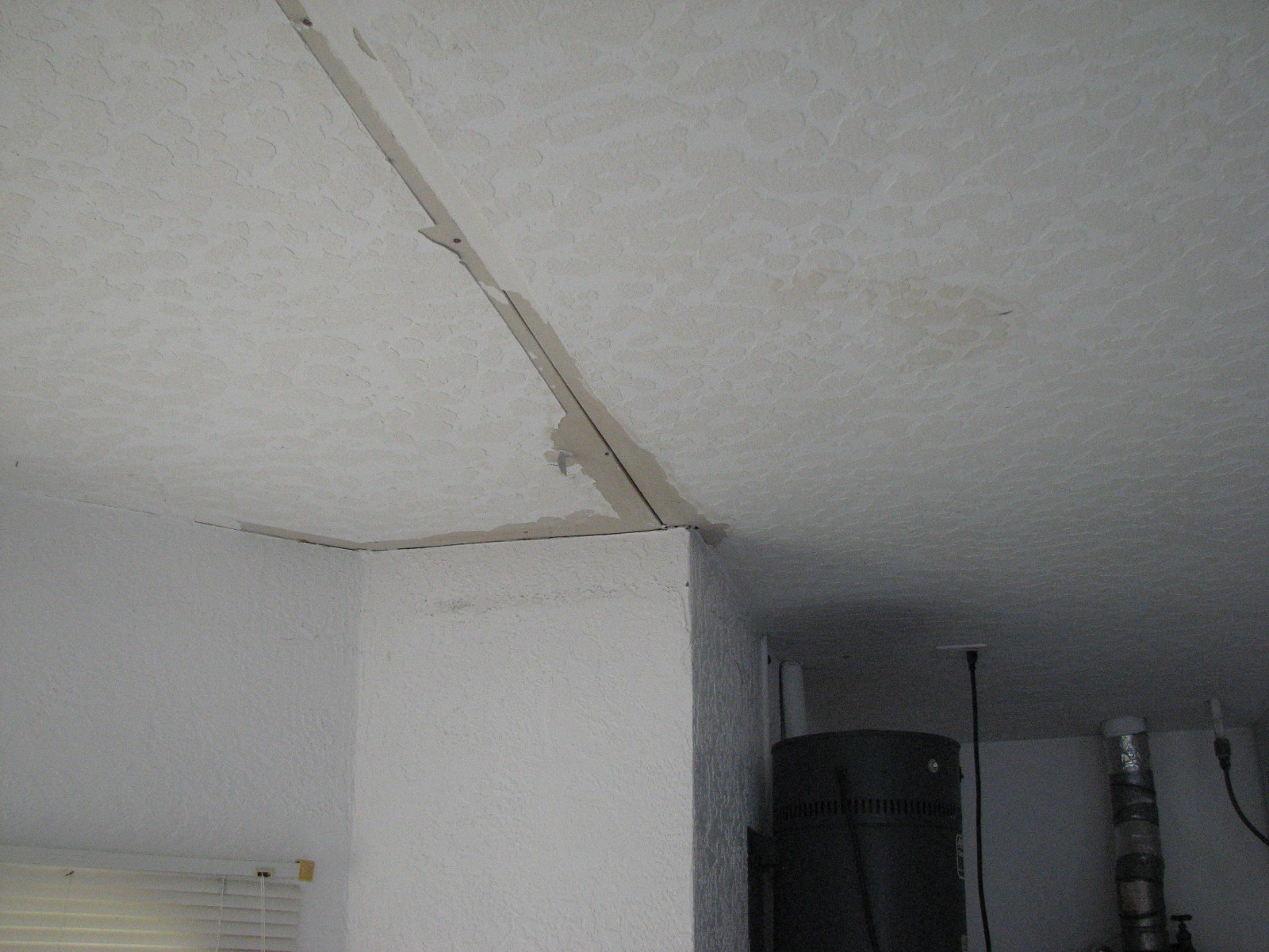 Skip Trowel Ceiling Tape Joint Repair- Before - Repair Drywall Cracks In Ceiling - HD Wallpaper 