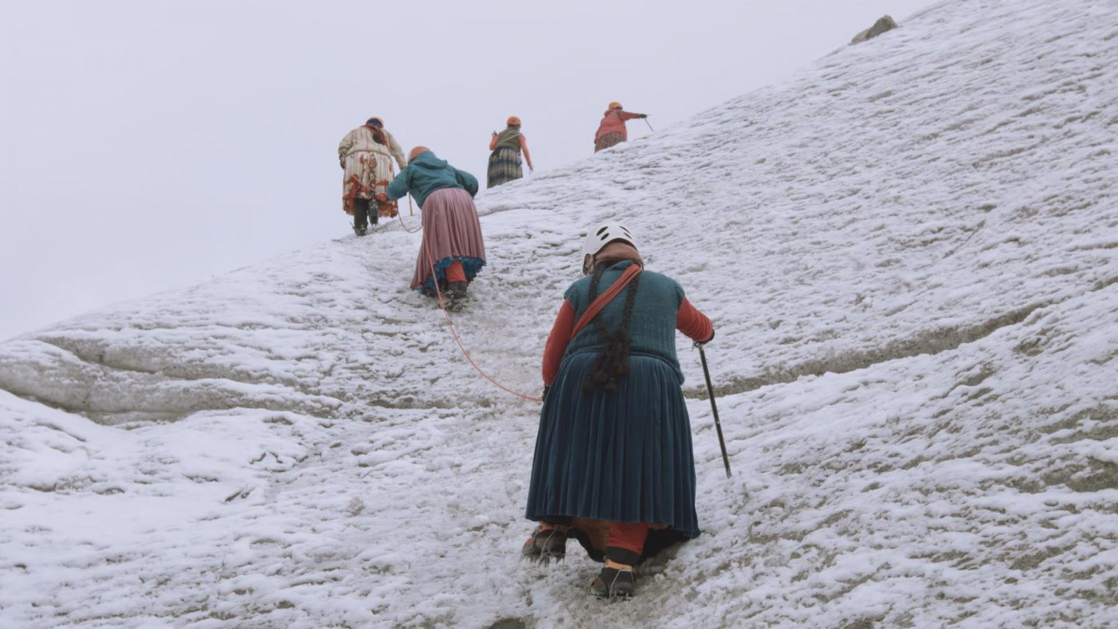 Cracking Ice Ceilings - Cholitas Escaladoras - HD Wallpaper 