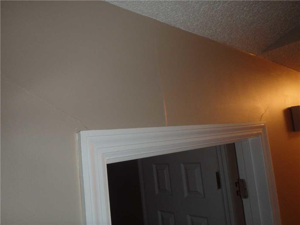 Cracks Above Doorways Are A Sign Of Foundation Issues - Wall - HD Wallpaper 