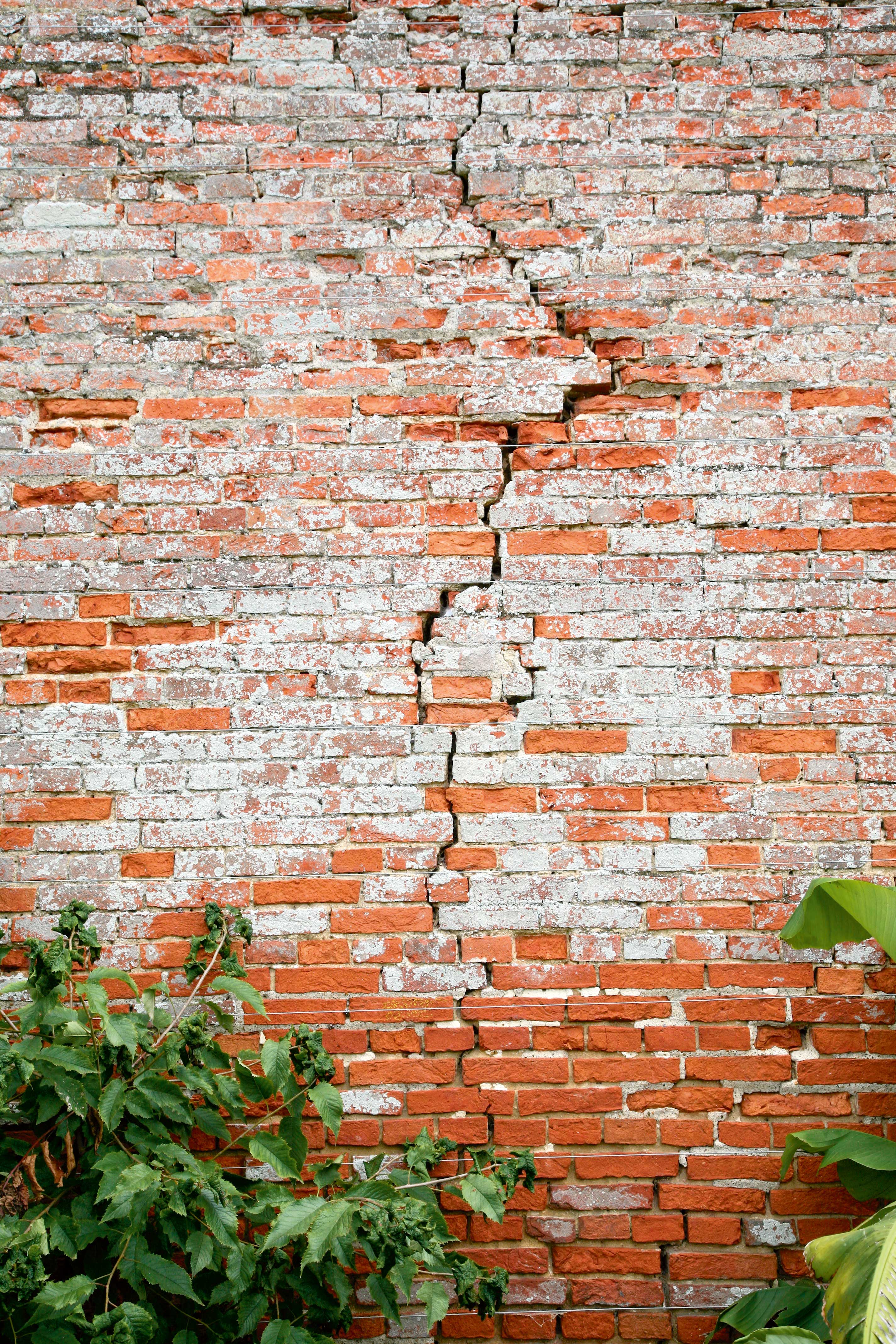 Cracked Exterior Brick Wall - Wall - HD Wallpaper 